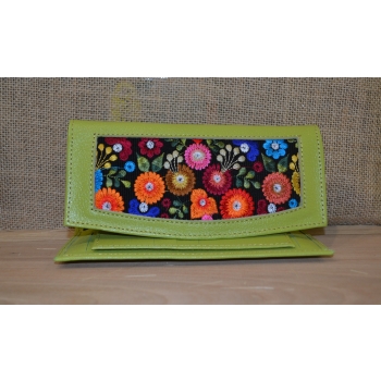 Portfel duży skórzany jasno zielony z kwiatowym kolorowym haftem .